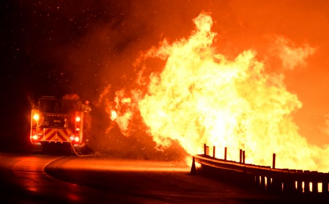 ΗΠΑ : Πυρκαγιές σαρώνουν την Καλιφόρνια – Σε κόκκινο συναγερμό το Λος Αντζελες – 50.000 απομακρύνθηκαν