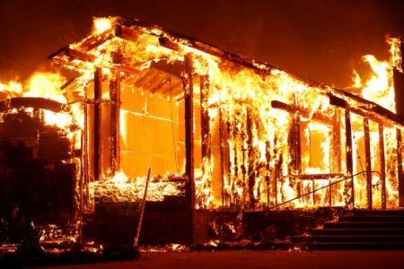 Καλιφόρνια : 180.000 άνθρωποι μακριά από τα σπίτια τους λόγω της πυρκαγιάς «Κινκέιντ»