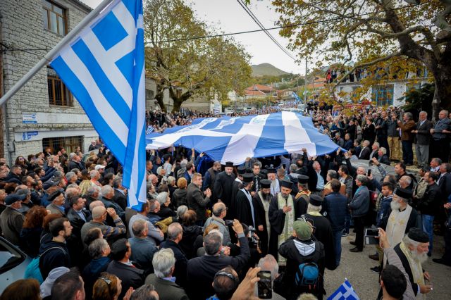 Βουλιαράτες : Αλβανοί αστυνομικοί άρπαξαν πανό της οικογένειας Κατσίφα | tovima.gr