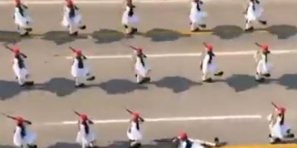 28η Οκτωβρίου : Τσολιάς έπεσε κατά τη διάρκεια της παρέλασης