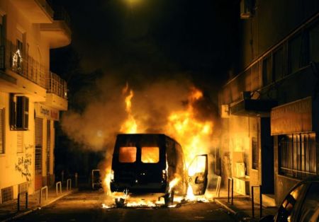 Πυρπόληση αυτοκινήτων τη νύχτα σε Μενίδι, Καισαριανή και Ταύρο