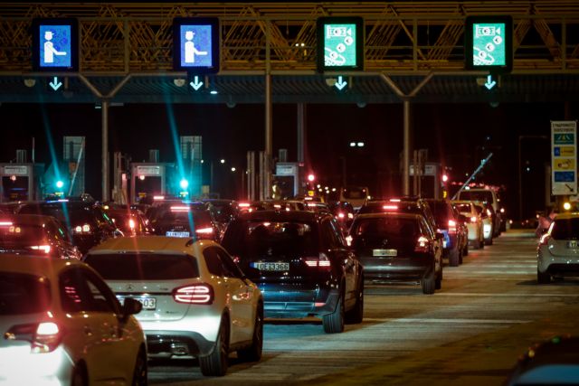 Μετ’ εμποδίων η επιστροφή στην Αθήνα – Ουρές χιλιομέτρων στην Αθηνών – Κορίνθου