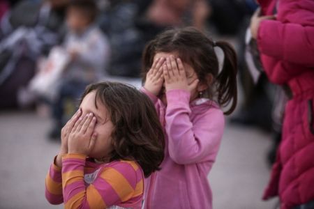 Φασίστες και ρατσιστές της διπλανής πόρτας – Ας προστατέψουμε τουλάχιστον τα παιδιά