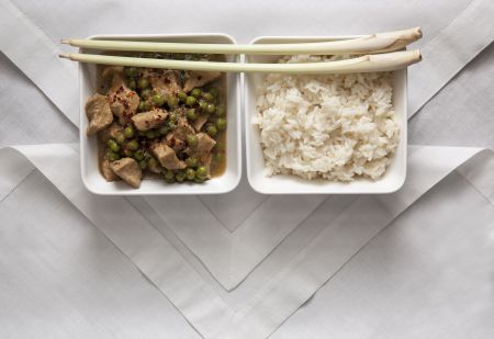 Κοτόπουλο με lemongrass και αρακά