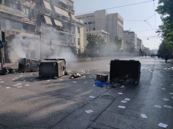 Εκτακτο : Επεισόδια στην ΑΣΟΕΕ – Φωτιές σε κάδους στην Πατησίων