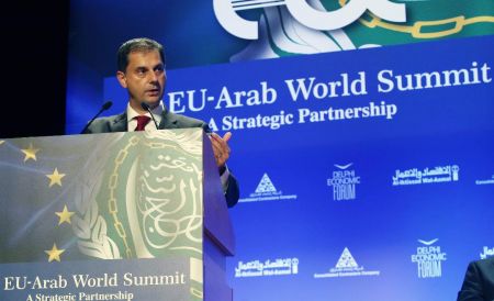 Ο Χάρης Θεοχάρης προσκαλεί τον αραβικό κόσμο σε επενδύσεις