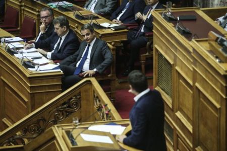 Αντιπαράθεση Μητσοτάκη – Τσίπρα για Αντετοκούνμπο και τη σημαιοφόρο από την Αφρική