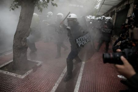 Φοιτητικό συλλαλητήριο με βροχή και χημικά στο κέντρο της Αθήνας (εικόνες)