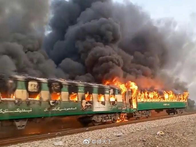 Πακιστάν :  Στους 46 οι απανθρακωμένοι  από φωτιά σε τρένο
