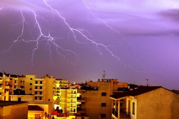 Κακοκαιρία : Σόου κεραυνών το απόγευμα της Πέμπτης στην Αττική