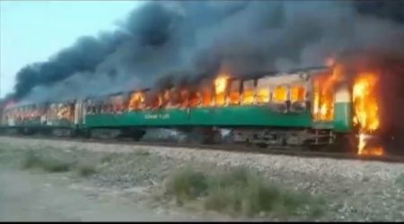 Πακιστάν : Αυξάνονται συνεχώς οι απανθρακωμένοι στο φλεγόμενο τρένο [Εικόνες]