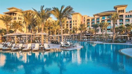 Στα φτερά του λίαρ τζετ