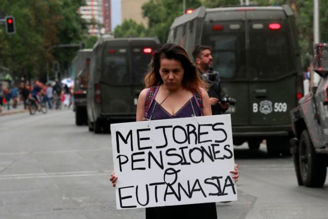 Χιλή: Σιωπηλή διαμαρτυρία γυναικών για τους νεκρούς των κινητοποιήσεων