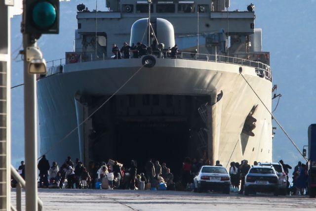 Με πολεμικά πλοία έφτασαν στην Ελευσίνα άλλοι 795 αιτούντες άσυλο από τη Μόρια