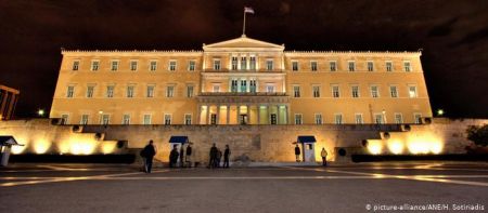 Handelsblatt : Οι Έλληνες ξαναβρίσκουν το θάρρος τους μετά την κρίση