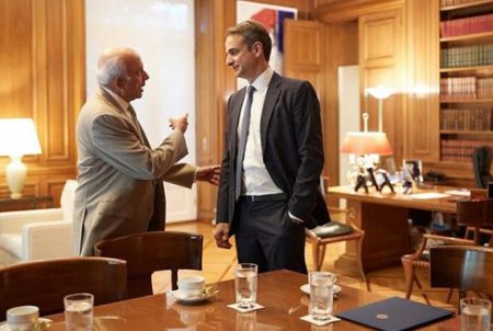 Αυτός ο Έλληνας σχεδιαστής ντύνει τον πρωθυπουργό