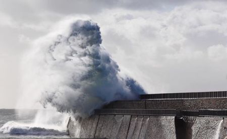 Σαρώνει τη Γαλλία η καταιγίδα «Αμελί» με ανέμους άνω των  160 χλμ/ώρα