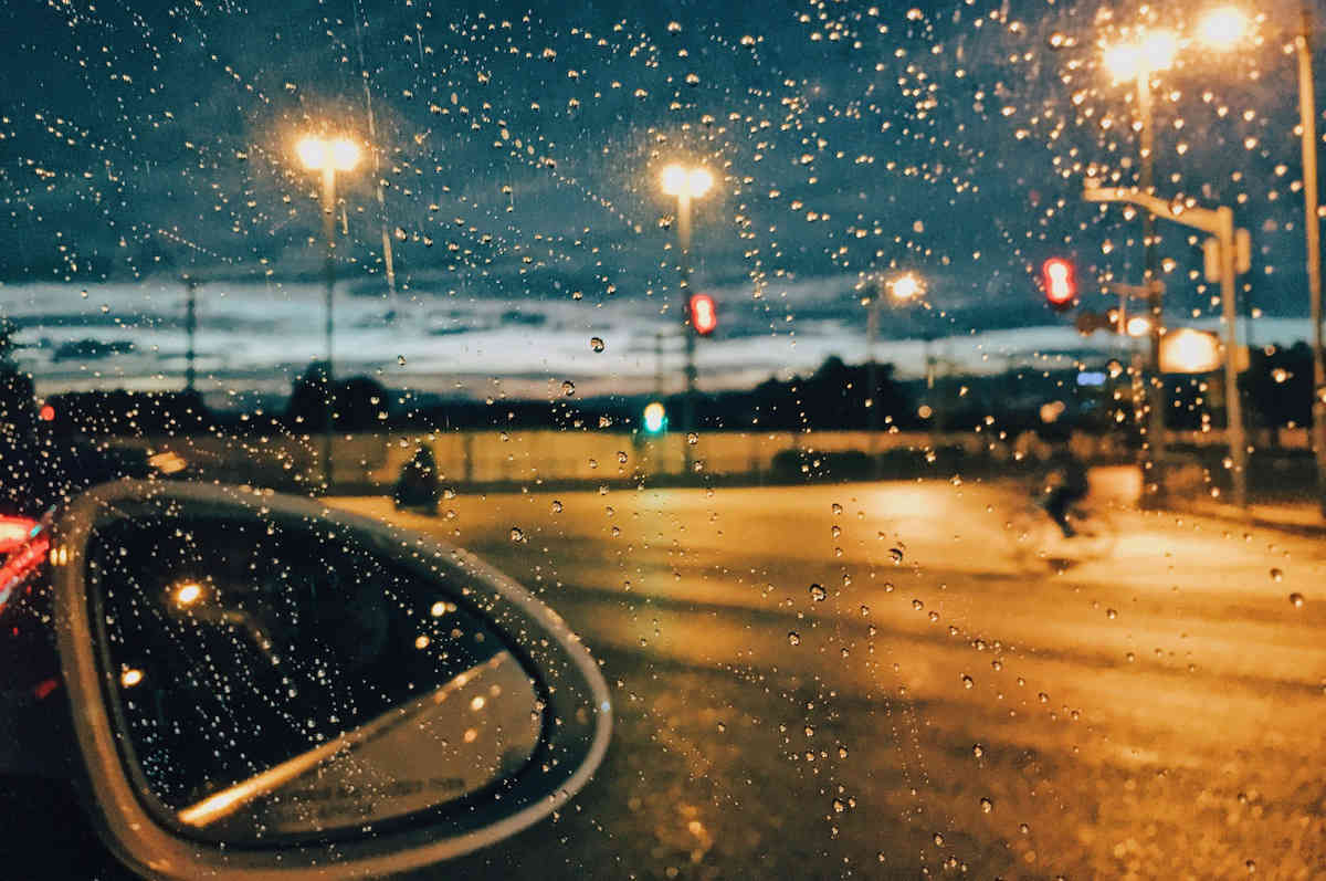 Οδήγηση με βροχή – Τι πρέπει να κάνουμε και τι όχι
