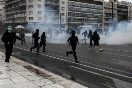 ΕΦΕ: Καταγγελία για τραυματισμό φωτογράφου στα επεισόδια της μαθητικής πορείας
