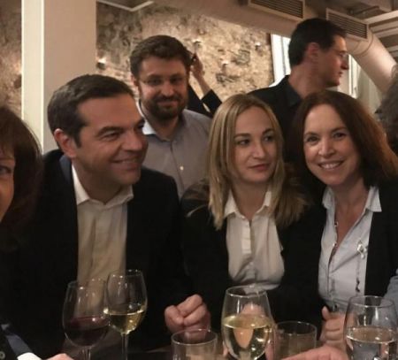 Χαλαρό ποτό και… selfies για Τσίπρα με νέους βουλευτές