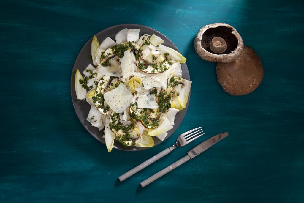 Σαλάτα με αντίβ, καρπάτσιο πορτομπέλο και παρμεζάνα