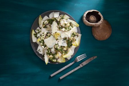 Σαλάτα με αντίβ, καρπάτσιο πορτομπέλο και παρμεζάνα