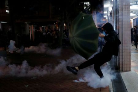 Χονγκ Κονγκ : Επίθεση με μαχαίρι σε βουλευτή που τάσσεται υπέρ του Πεκίνου