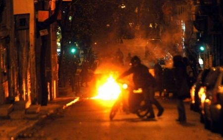 Εξάρχεια: Μολότοφ κατά ομάδας ΔΙΑΣ – Ένας αστυνομικός τραυματίας