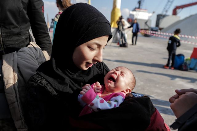 Σάμος: Πρόσφυγες κατασκευάζουν πρόχειρα σπίτια