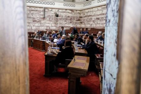 «Μπαρούτι» η Επιτροπή Αναθεώρησης από την επιστολή Τσίπρα – Σφοδρές αντιδράσεις ΝΔ – ΚΙΝΑΛ