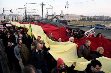 «Ερντογάν, σκάσε!» : Διαδηλώσεις κατά του Σουλτάνου στη Βουδαπέστη