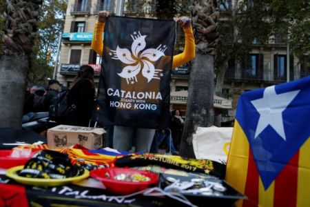 Ισπανία : Στους δρόμους οι αυτονομιστές μια ημέρα πριν τις εκλογές