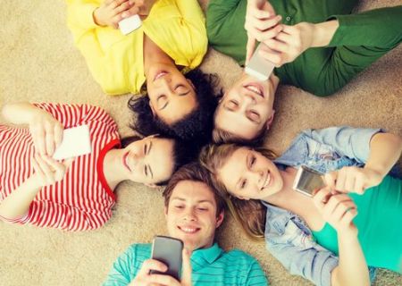 Ερευνα-ανατροπή : Social media και έφηβοι – Oδηγούν στην μοναξιά ή το αντίστροφο