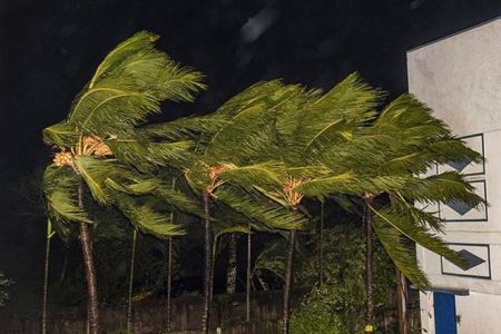 Κυκλώνας Μπουλμπούλ:  Σαρώνει τις ακτές του Μπαγκλαντές, 2 νεκροί