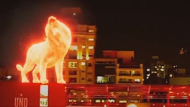 Μαγικό βίντεο : Το πύρινο λιοντάρι που φρουρεί τη νέα έδρα της Εστουδιάντες