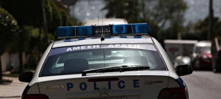 Αυτοκίνητο έπεσε σε στάση λεωφορείου στην παραλιακή