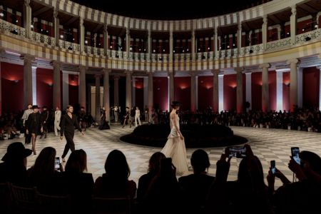 Η Υβόννη Μπόσνιακ γέμισε το Ζάππειο μόδα και το κοινό ενθουσιασμό