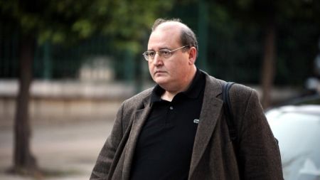 Φίλης κατά κυβέρνησης: Εικόνες αστυνομικής βίας και ντροπής