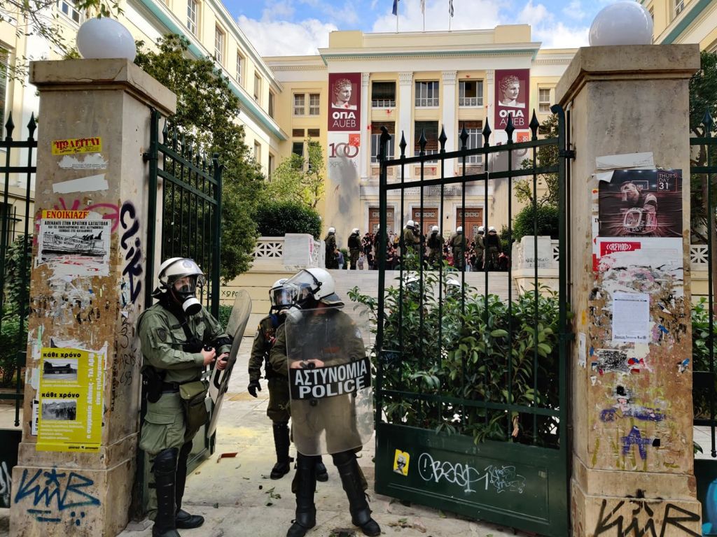 Τα ΜΑΤ μπήκαν στην ΑΣΟΕΕ – Επεισόδια και δακρυγόνα