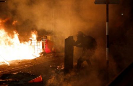 Χονγκ Κονγκ : Αστυνομικός κυνηγά διαδηλωτές με μοτοσικλέτα