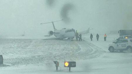 Σικάγο: Αεροσκάφος γλίστρησε στον παγωμένο διάδρομο
