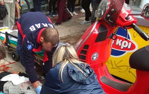 Θεσσαλονίκη : Μαχαίρωσαν νεαρό στο μέση του δρόμου