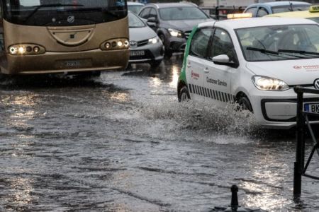 Κλειστές οι  λεωφόροι Βραυρώνος και Ιωνίας λόγω συσσώρευσης όμβριων