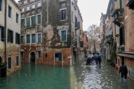 Σε κατάσταση έκτακτης ανάγκης η Βενετία από τις καταστροφικές πλημμύρες