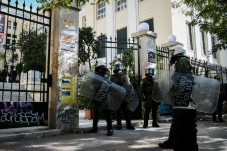 Στα ύψη το πολιτικό θερμόμετρο με φόντο την ένταση στην ΑΣΟΕΕ