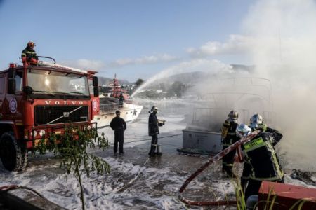 Μαρίνα Γλυφάδας: Φωτιά σε σκάφη – Γυναίκα πήδηξε στο νερό για να σωθεί
