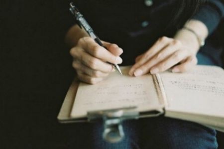 Σπάνια χειρόγραφα με στίχους διάσημων τραγουδιών στο σφυρί