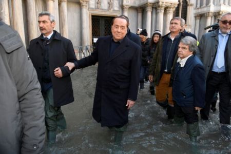 Βενετία : Ο Μπερλουσκόνι στην πλημμυρισμένη πόλη