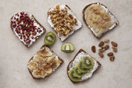 Ψωμί με άλειμμα γιαουρτιού και φρούτα