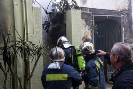 Φωτιά στην Κυψέλη : Εικόνες από τη διάσωση εγκλωβισμένου